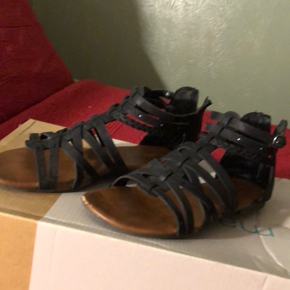 Maurice’s black flat sandals